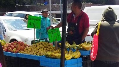 Amas de casa recorren mercados y calles para encontrar los mejores precios en productos básicos