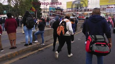 Ambulantes protestan y bloquean vialidades en Tlalnepantla por instalación de módulos de salud en San Andrés Atenco