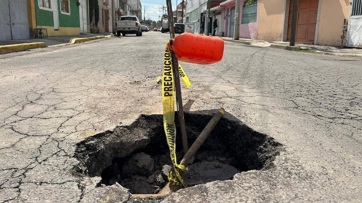 ¿Amenaza de hundimientos en Toluca? Vecinos de Guadalupe y Club Jardín alertan sobre peligros en las vialidades