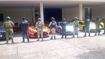 Amplio operativo en Mérida: catean vivienda millonaria y confiscan 13 autos de lujo por posible lavado de dinero