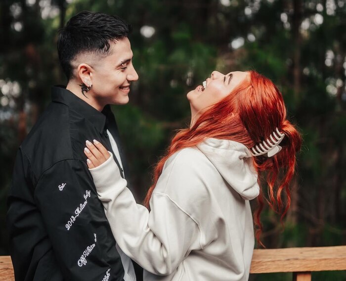 Andy Rivera confirma su romance con Ximena Castaño tras compartir beso en concierto en Bogotá