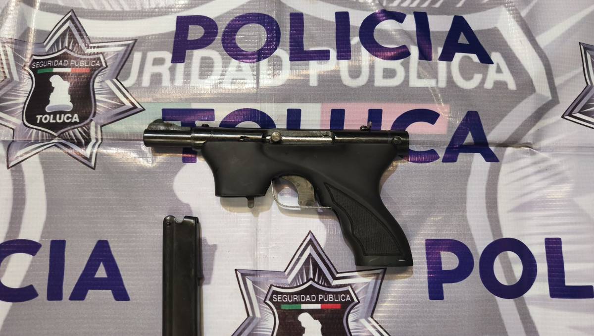 Aparece arma de fuego en paquete de mensajería en Toluca: detenidos y investigación en curso
