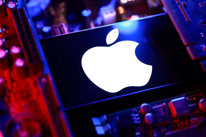 Apple prepara un MacBook Pro táctil con pantalla OLED y cámara en el panel
