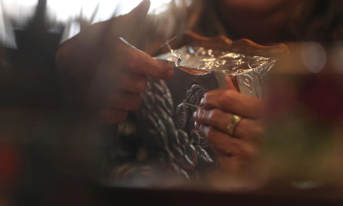 Artesanos mexiquenses reavivan la tradición del arte en metal que enaltece su identidad