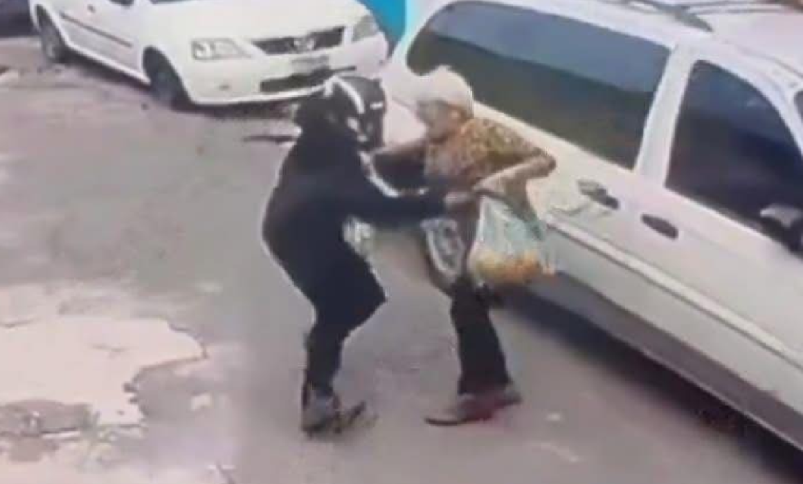 Asaltan a mujer de la tercera edad en Ecatepec y le roban sus víveres en pleno día