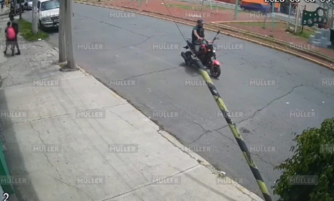 Asalto a estudiante en Ecatepec: delincuentes a bordo de motocicleta en plena calle