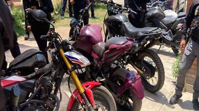 Aseguran 10 motos con reporte de robo tras cateo en predio de Toluca