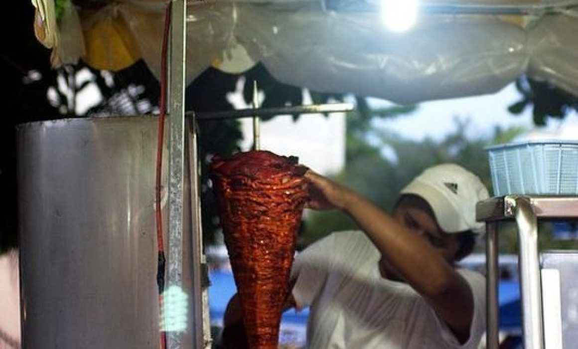 Asesinan a mujer en taquería de Temoaya; agresores huyen en motocicleta