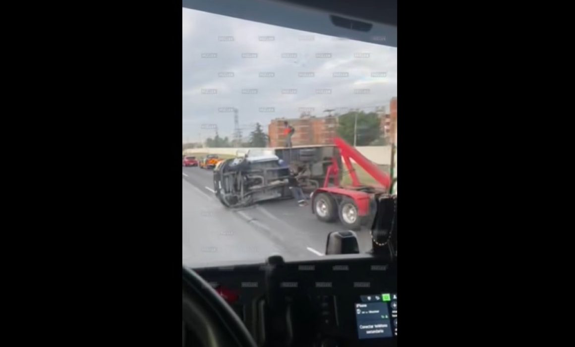 Asienta el tráfico volcadura de camioneta en la Mexiquense