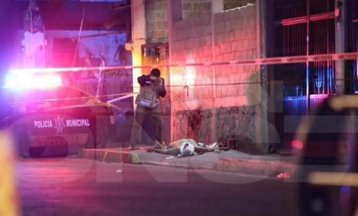 Atacados a balazos en tianguis nocturno de Ecatepec