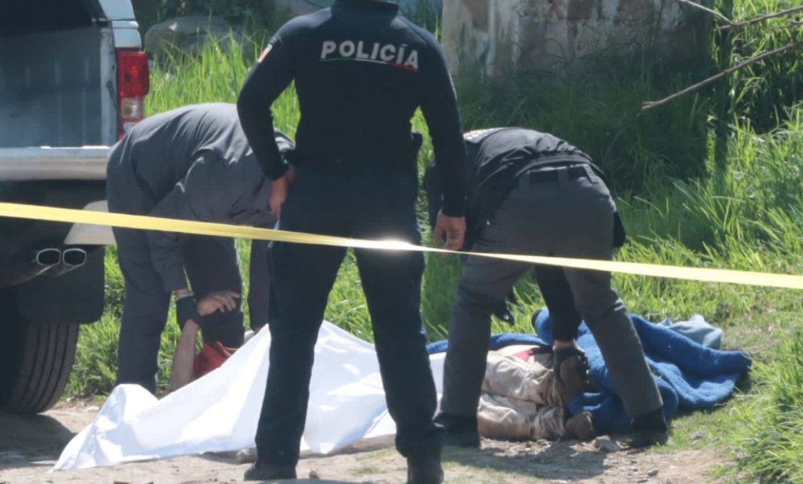 Atacan a pareja a tiros en calles de Naucalpan