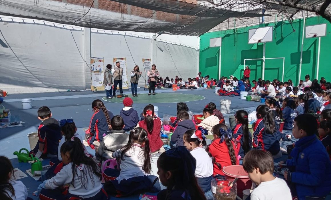 Atizapán refuerza educación ambiental con taller de cultivo de fresa para niños