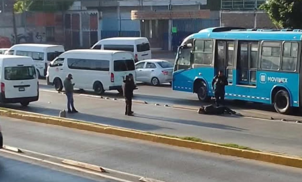 Atropella a mujer tras invadir carril del Mexibús en Coacalco; es detenido