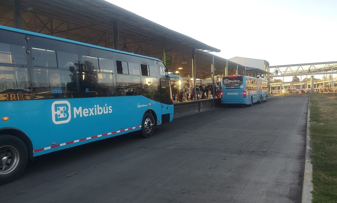 Atropellan a adulto mayor en las afueras de una plaza comercial en Ecatepec y causa afectación vial