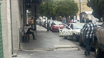 Aumenta a 40 pesos el pasaje de Toluca a Almoloya y denuncian abusos en taxis irregulares