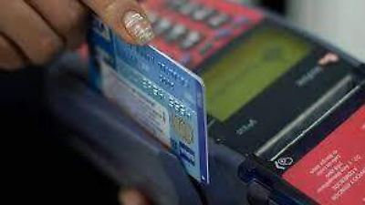 Aumentan las estafas por clonación de tarjetas en cajeros del Edomex, con adultos mayores como principales víctimas