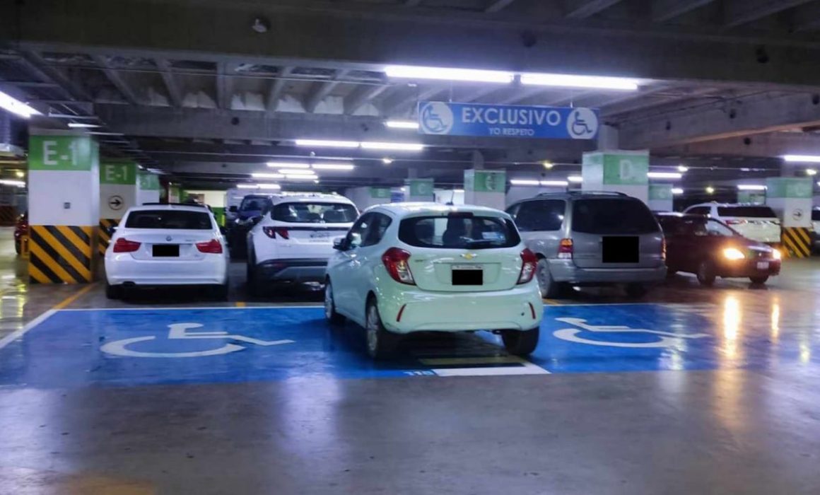 Aumentan robos y cristalazos en estacionamiento de Plaza Luna Parc en Cuautitlán Izcalli, exigen medidas de seguridad