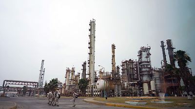 Aumento en los precios del petróleo impulsado por conflicto en Medio Oriente, pese a mercado cerrado en EE. UU.