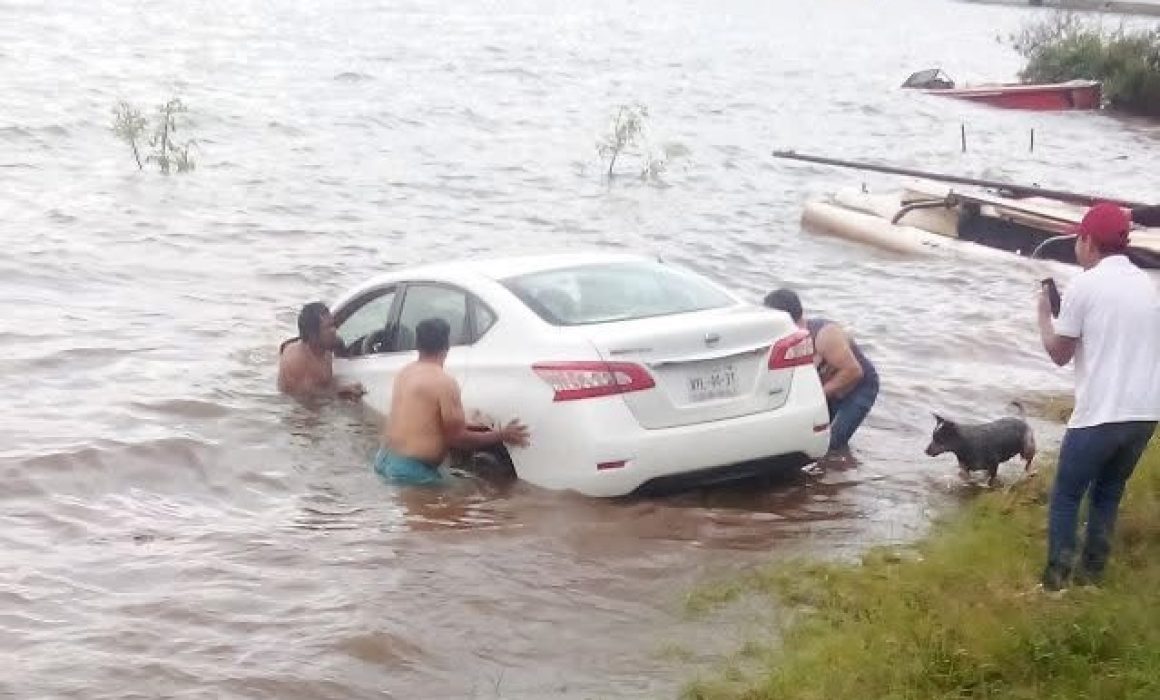 Auto se hunde en la Presa Miguel Alemán de Valle de Bravo; dos personas ilesas