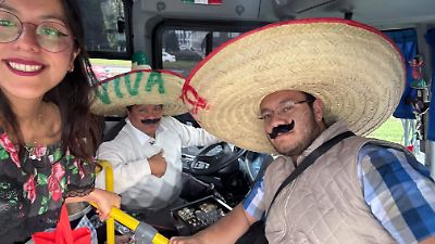 Autobús en Toluca se convierte en festejo móvil por el Día de la Independencia