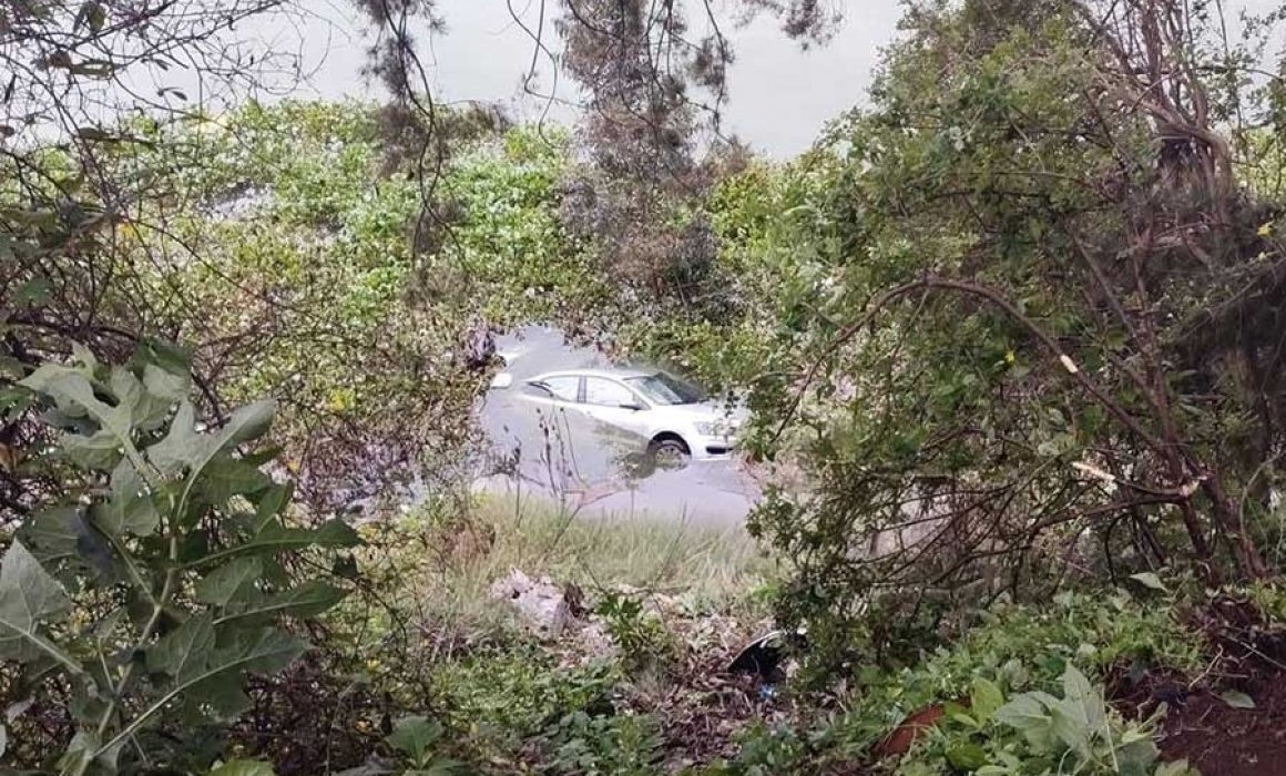 Automóvil cae a presa en Valle de Bravo tras perder el control por asfalto mojado