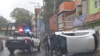 Automovilista pierde control, choca contra poste y vuelca en Tlalnepantla debido a lluvias