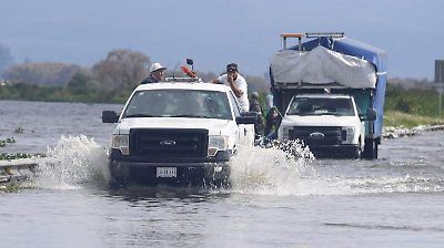Autopista Lerma-Tenango totalmente inundada: conductores pagan peaje en condiciones peligrosas y sin apoyo