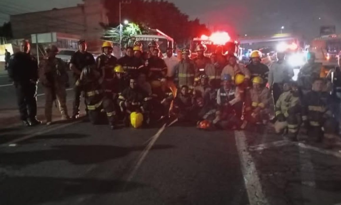 Autopista México-Pachuca reabre tras controlar incendio por volcadura de pipa en Ecatepec