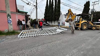 Autoridades de Cuautitlán Izcalli retiran rejas colocadas por vecinos en respuesta a quejas por inseguridad y libre tránsito