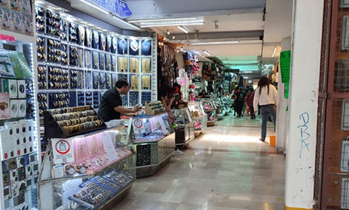 Autoridades de Texcoco clausuran puestos irregulares en el mercado San Antonio para proteger el espacio público