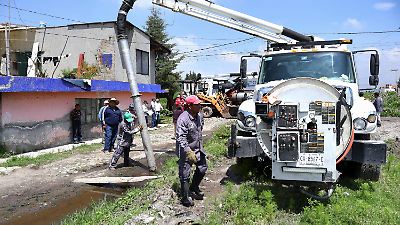 Autoridades de Toluca controlan flujo de agua en San Blas Totoltepec con bombas de alta capacidad