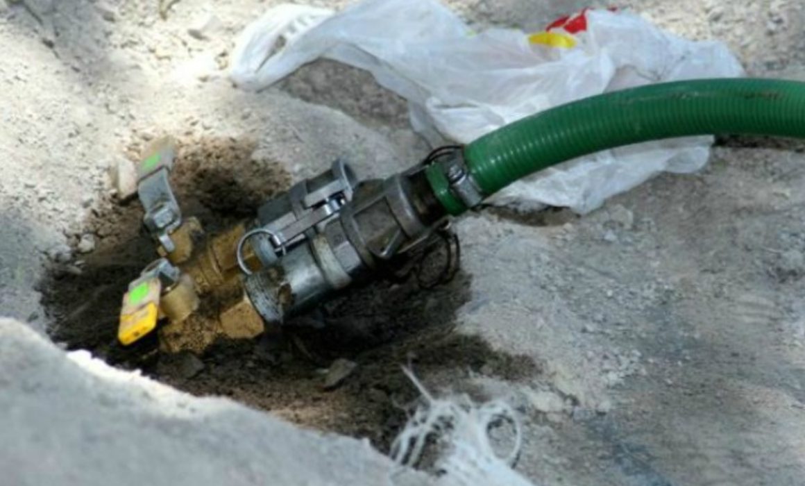 Autoridades del Estado de México descubren toma clandestina de gasolina en Acolman