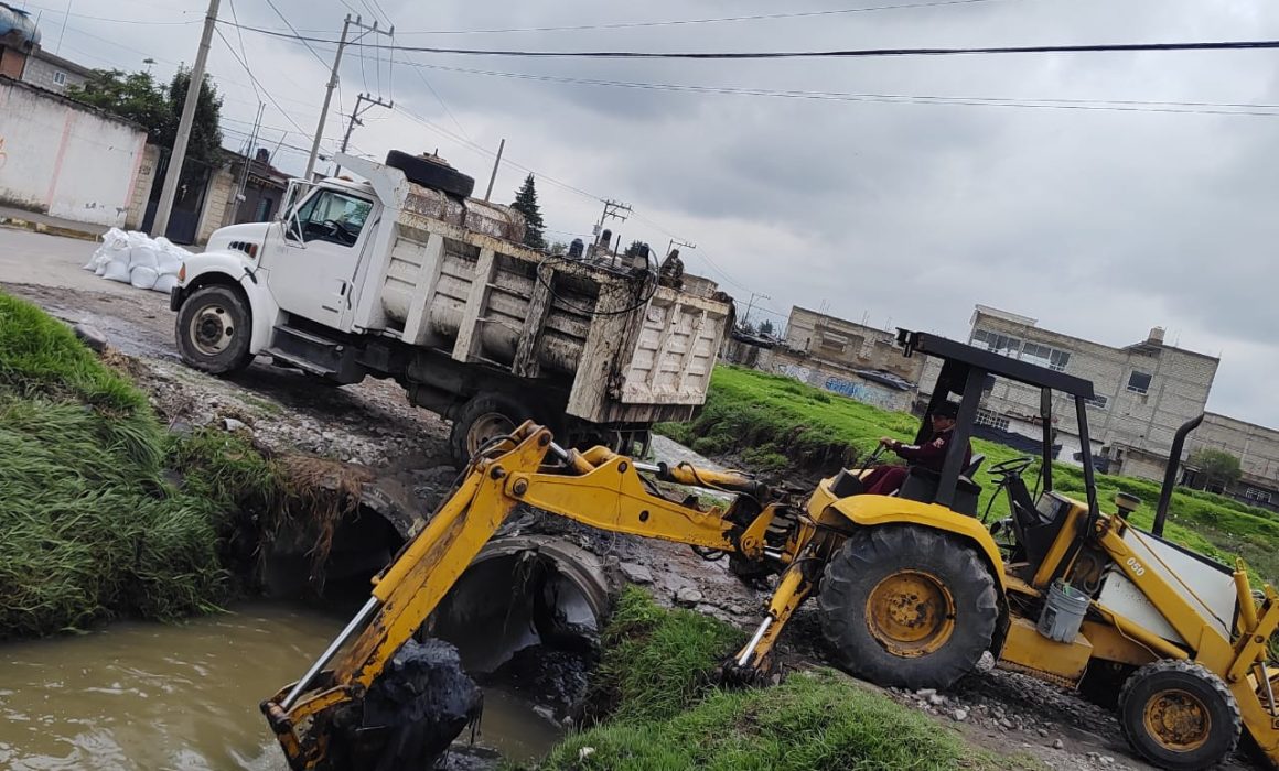 Autoridades en Toluca instalan barreras de arena ante riesgo de desbordamiento del Río Tejalpa