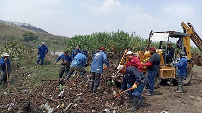 Autoridades realizan limpieza y desazolve en Presa El Angulo para evitar inundaciones