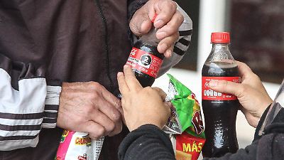 Avanza la aprobación de impuestos a refrescos, cigarrillos, videojuegos y sueros con azúcar para 2026