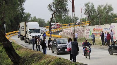 Baches reaparecen en el puente ‘Soriana’ de Teoloyucan apenas un día después de su inauguración