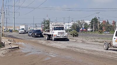 Baches y obstáculos en la carretera Toluca-Naucalpan afectan la seguridad y generan caos vial