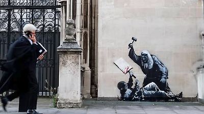 Banksy sorprende en Londres con nueva obra en el Tribunal de Justicia, ahora cubierta por vigilancia