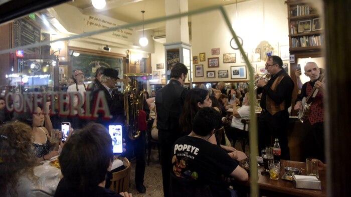 Bares Notables en Buenos Aires: el alma porteña en cada sorbo y mirada desde la ventana