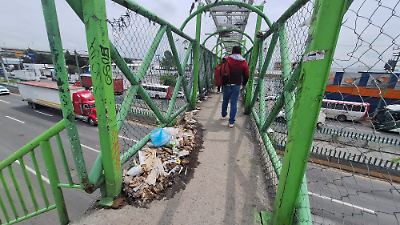 Basurero en el puente peatonal de Alfredo del Mazo refleja la problemática de cultura cívica en Toluca