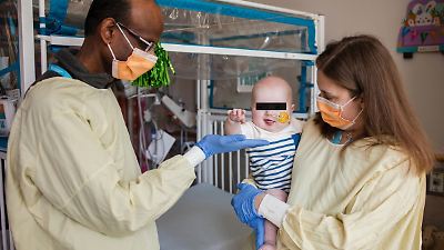 Bebé con enfermedad rara e incurable recibe la primera terapia de edición genética personalizada 