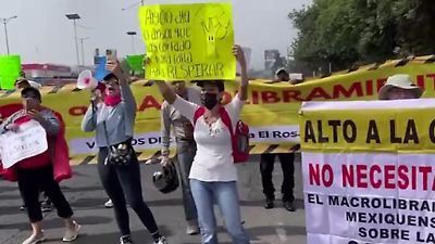 Bloquean vecinos de Azcapotzalco parcialmente el periférico norte en Naucalpan 