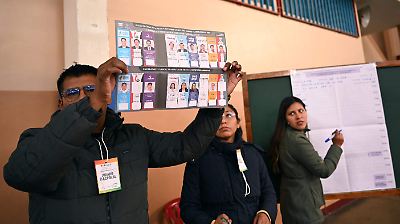 Bolivia inicia el cierre de mesas tras una jornada electoral pacífica y con expectativas de una disputada contienda