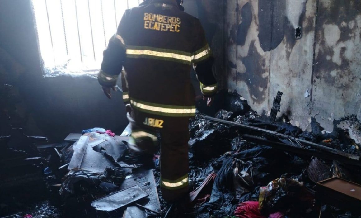 Bomberos sofocan incendio en vivienda de Ecatepec