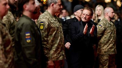 Bono sorprende en Cannes al llegar acompañado de soldados ucranianos