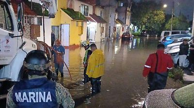 Brigadas de emergencia coordinadas por naval y municipal atienden inundaciones en Ecatepec