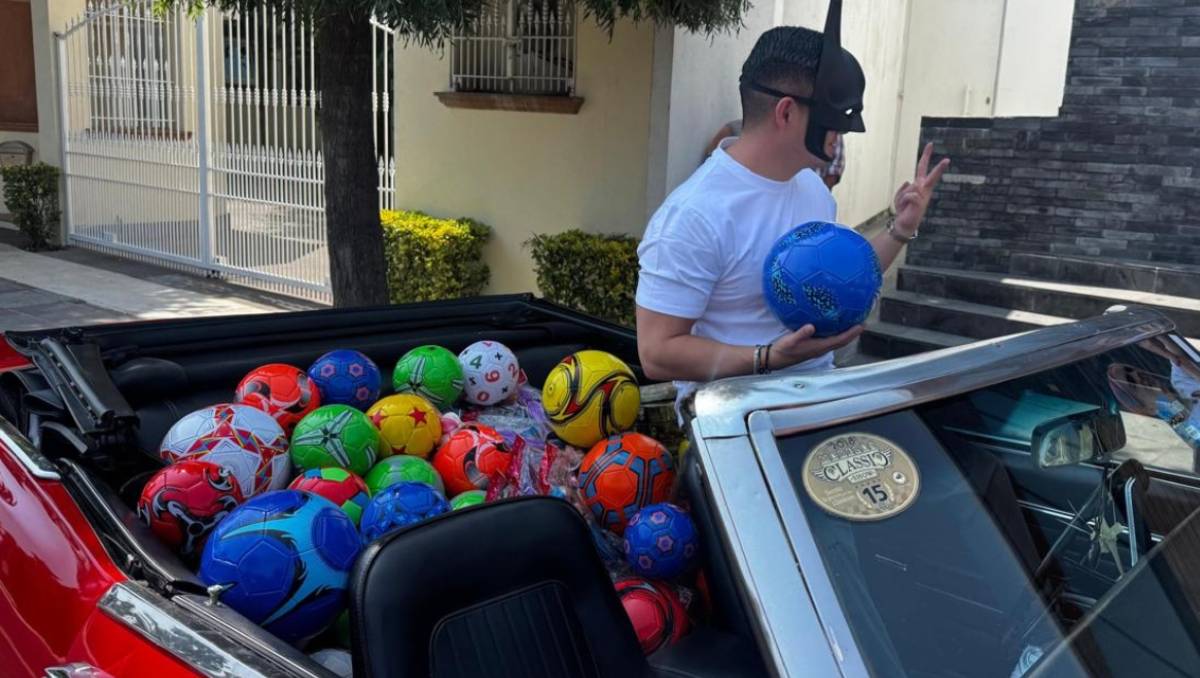 Bruce Wayne de Metepec reparte mil 500 juguetes en el Valle de Toluca