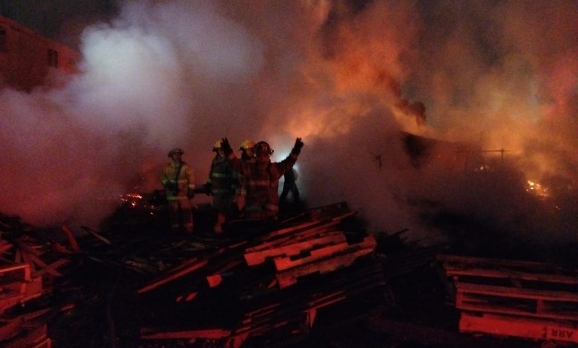 ¿Cómo lograron los Bomberos de Cuautitlán apagar un incendio que amenazaba una empresa de tarimas?