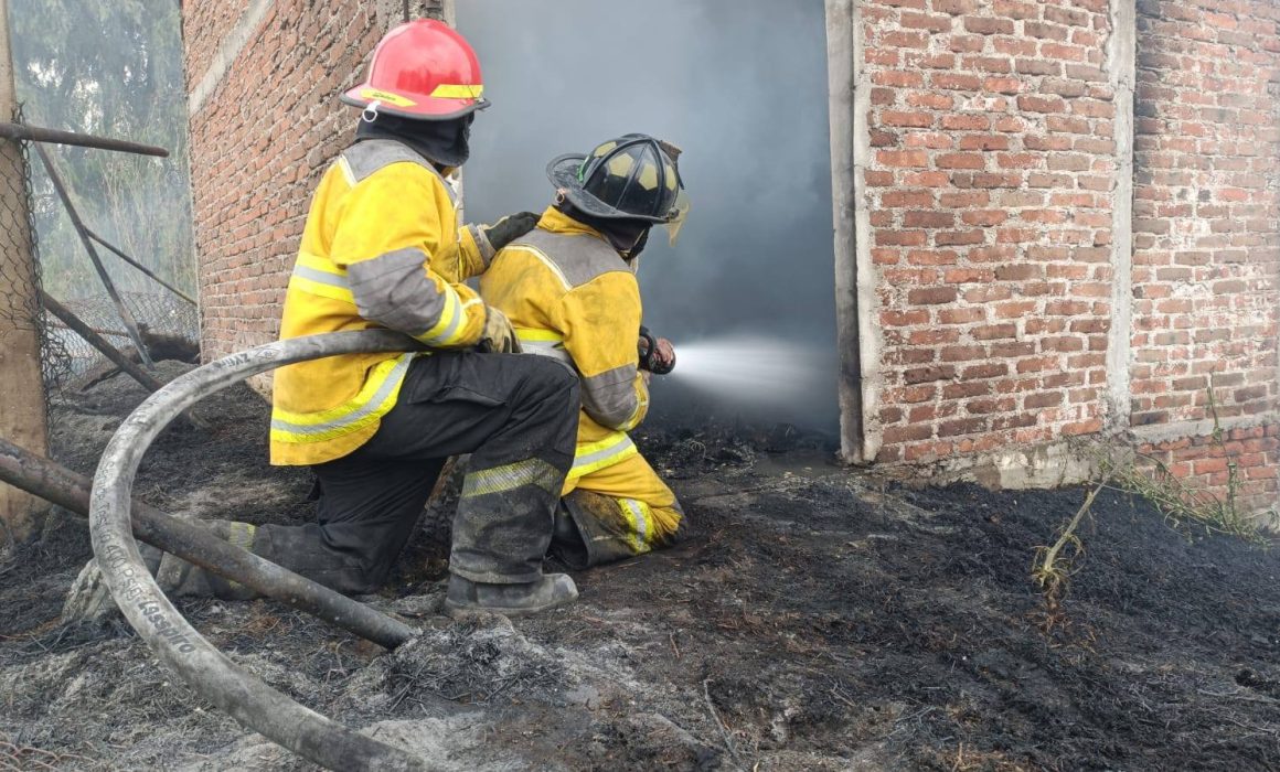 ¿Cómo lograron los bomberos de Teoloyucan controlar un violento incendio en una bodega?