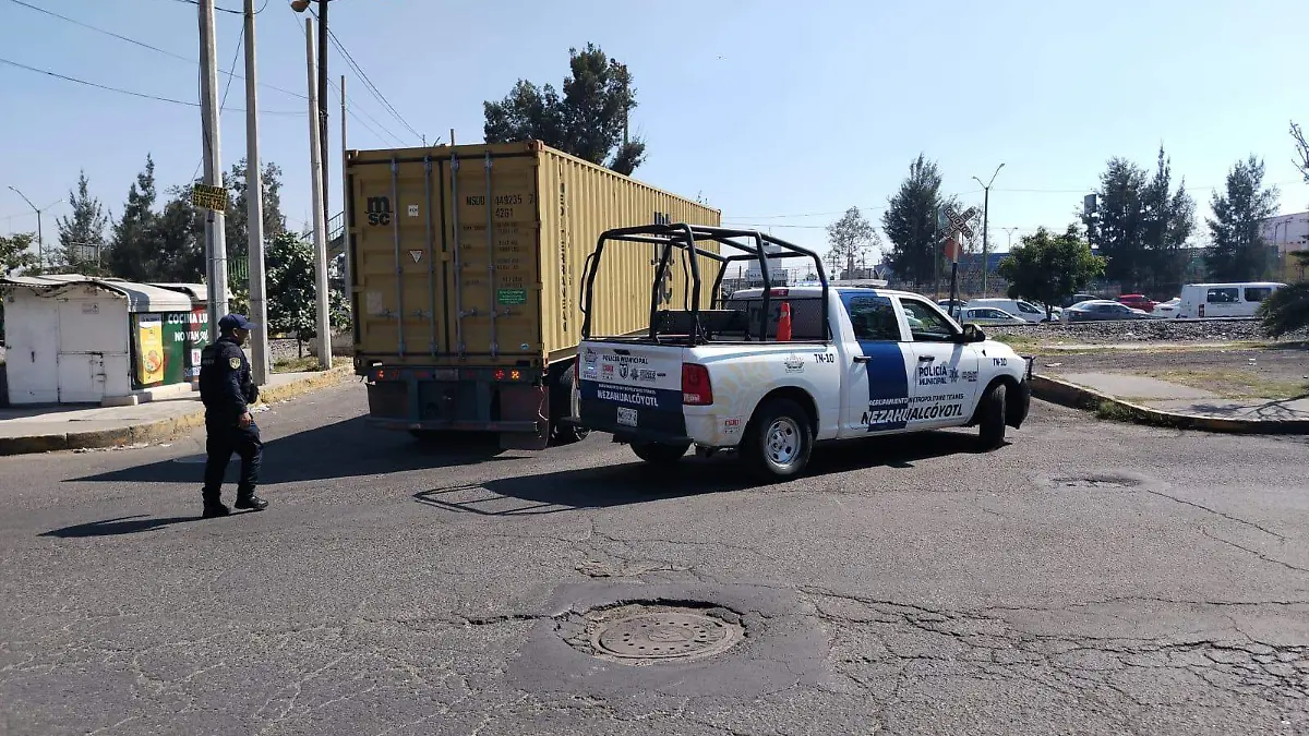 ¿Cómo un camión de carga atorado desató el caos en Valle de Aragón?